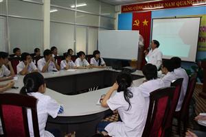 TS Vũ Dương giảng dạy sinh viên Y5 Đại học Y dược Tp. HCM tại Phân Viện Pháp y Quốc Gia ngày 20-02-2014